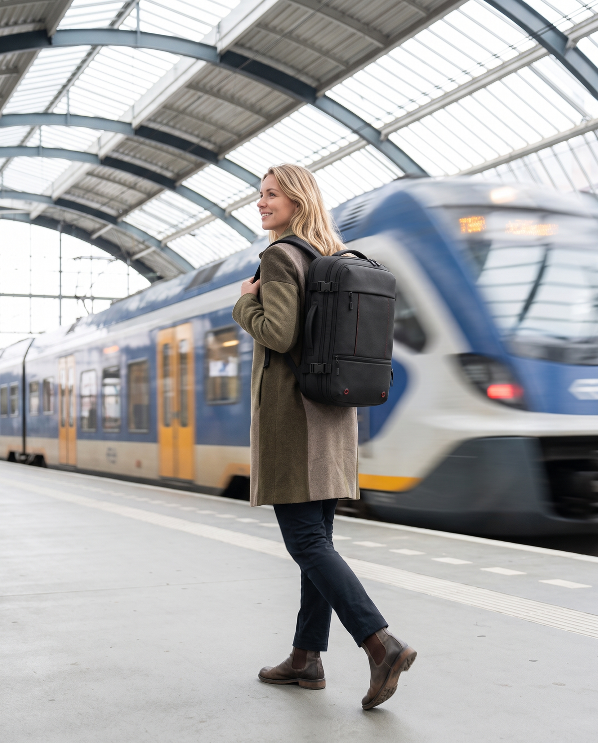 Reiziger met een AERON Travel Pack op een station