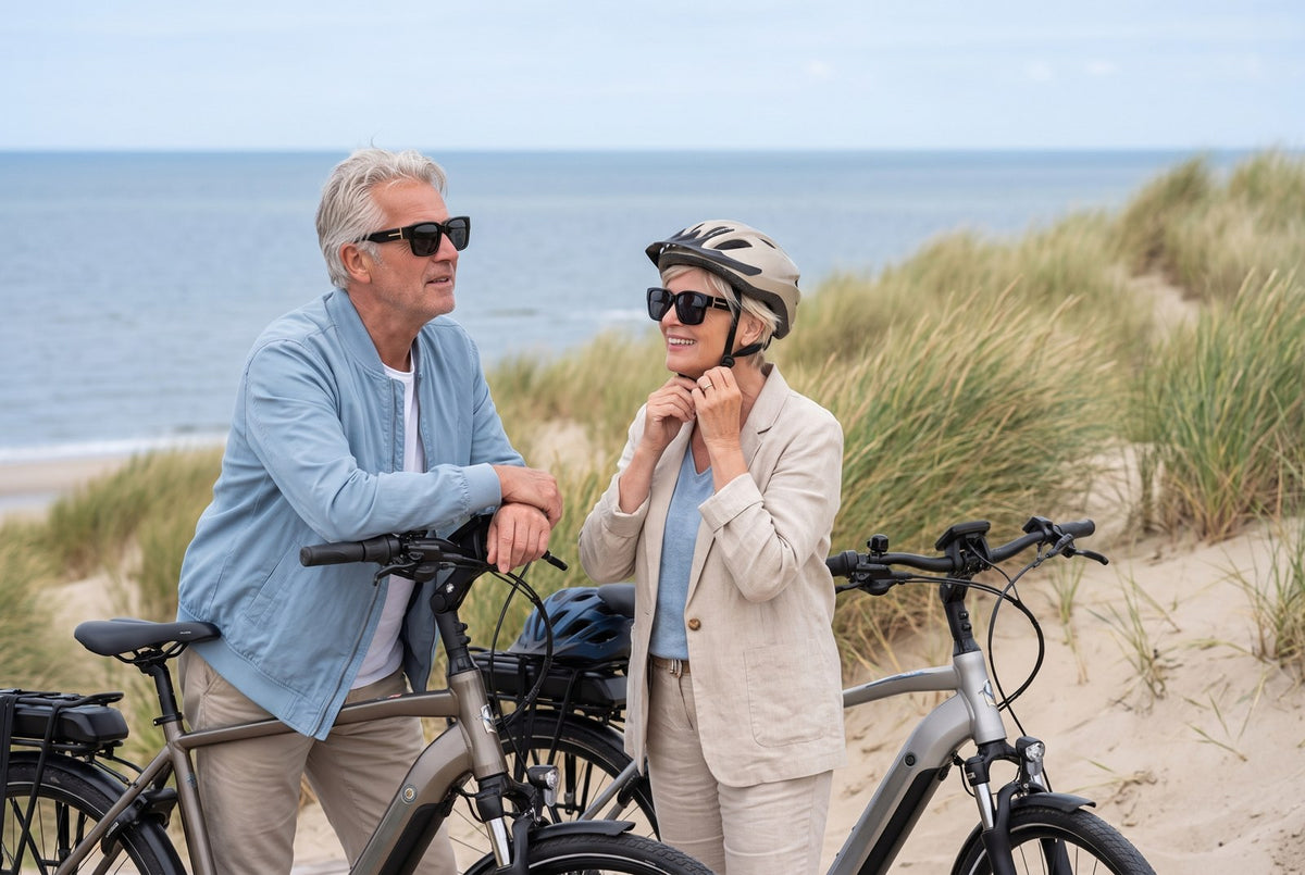 Stel met fietsen in de duinen met OptiSun zonnebrillen